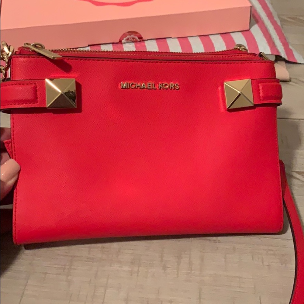 MICHAEL KORS Crossbody With Gold Accents.
